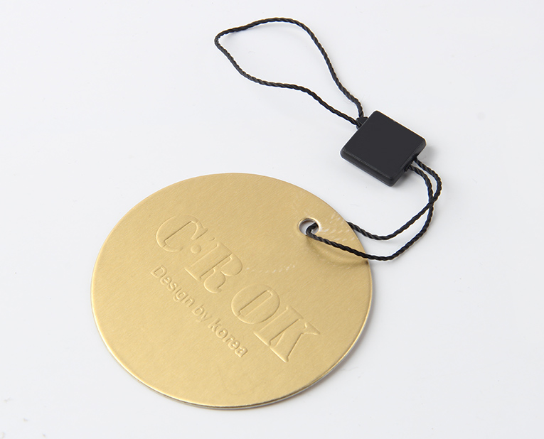 褲子吊牌訂做的時(shí)候最常見(jiàn)的是這兩個(gè)工藝