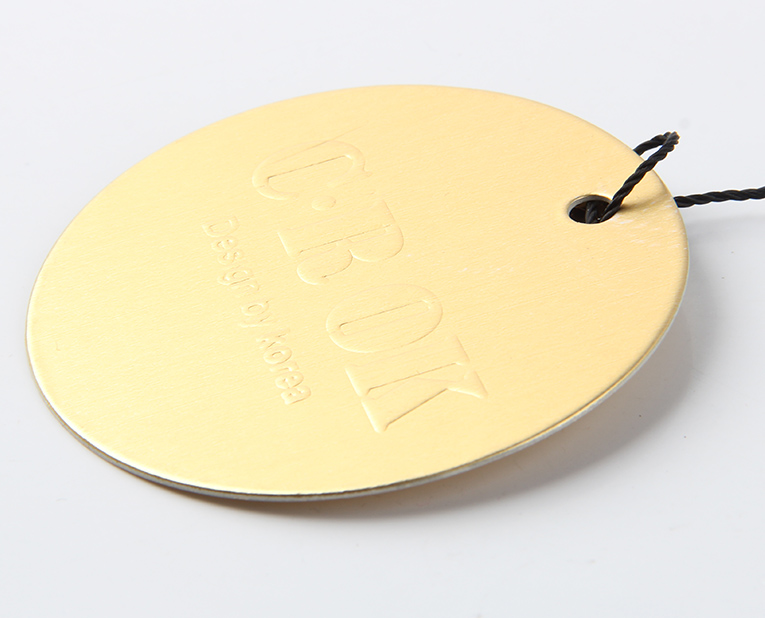 褲子吊牌訂做的時(shí)候最常見(jiàn)的是這兩個(gè)工藝