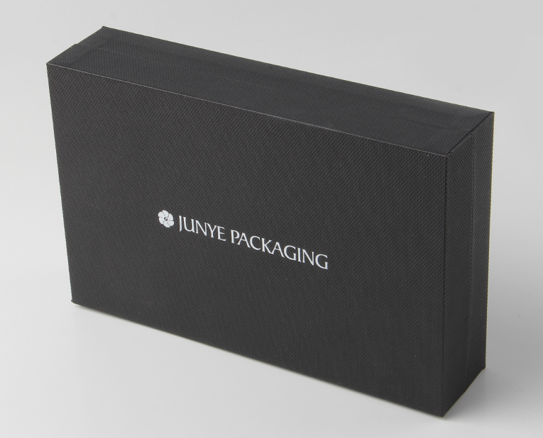 t恤的包裝盒用專色訂做不怕跑偏是因?yàn)檫x對(duì)紙 t恤的包裝盒用專色訂做不怕跑偏是因?yàn)檫x對(duì)紙