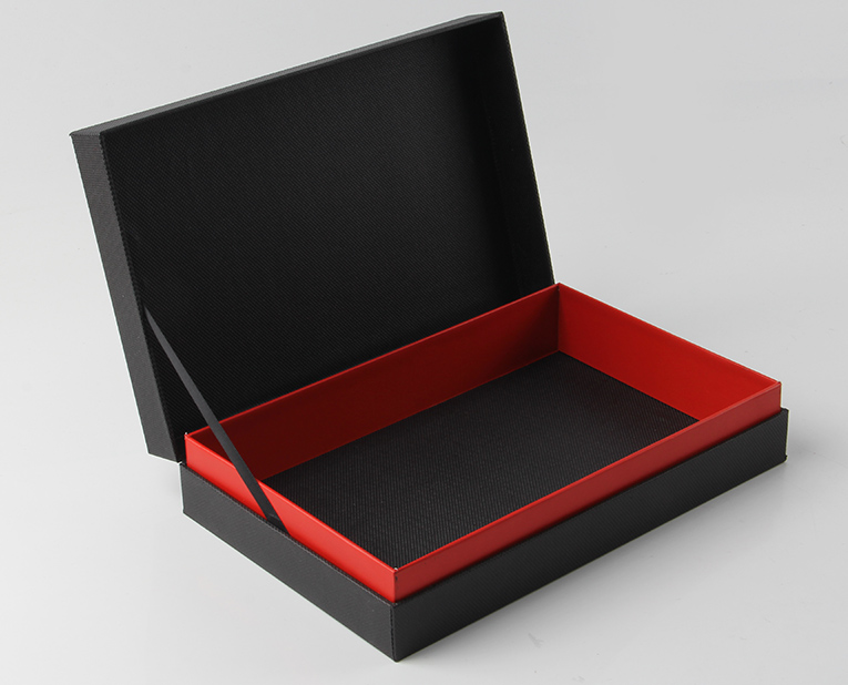 t恤的包裝盒用專色訂做不怕跑偏是因?yàn)檫x對(duì)紙 t恤的包裝盒用專色訂做不怕跑偏是因?yàn)檫x對(duì)紙