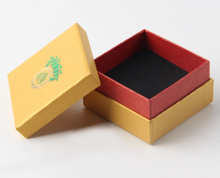 代表化妝品盒子廠家的老師傅，仔細比對3個小時，只為品質