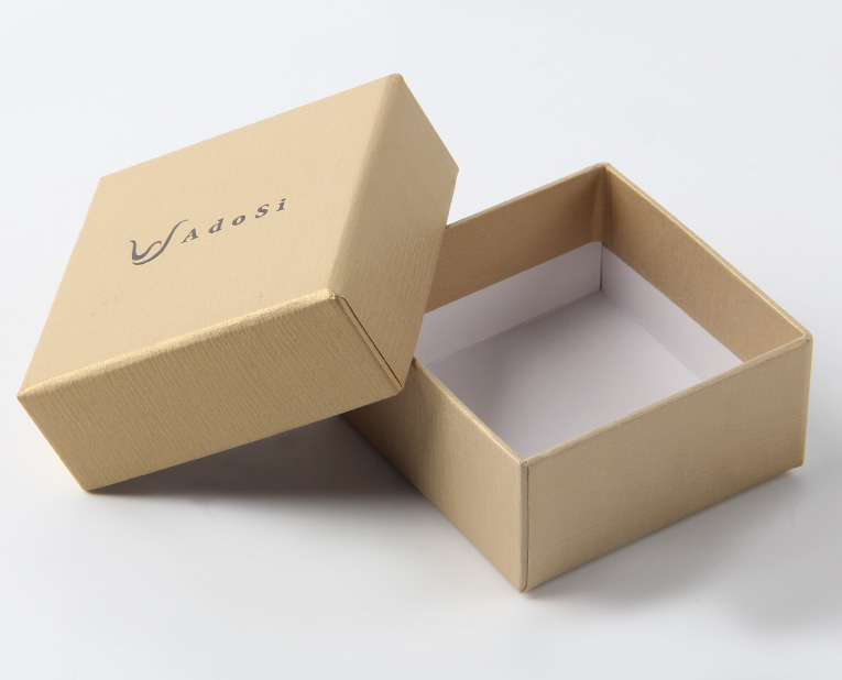 化妝品盒子的制造商師傅早上校對完顏色，下午還要處理橡皮布