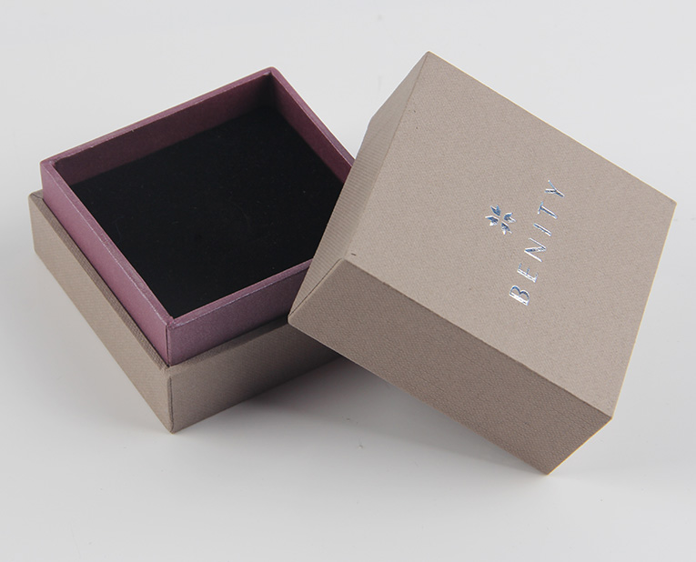 珠寶精裝盒廠寄過來的樣品，你得聽我的這樣檢查才行！