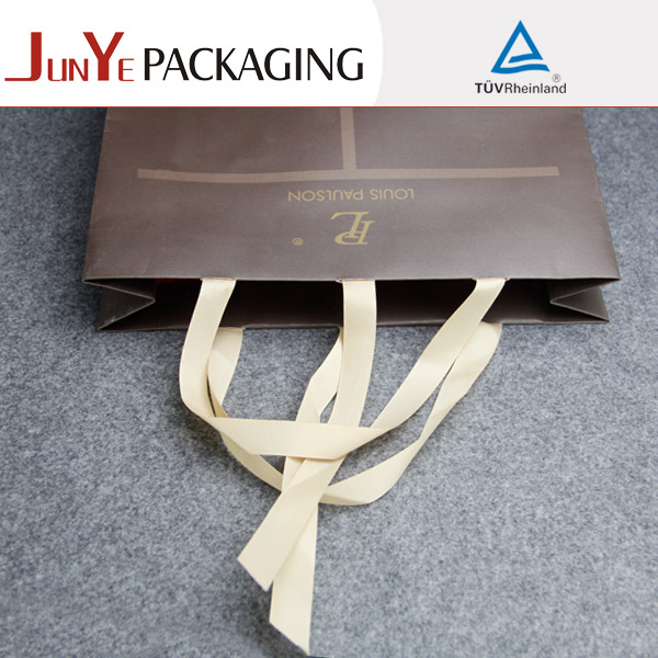 保健品想要在9月做出疊印的禮品袋那么工廠師傅這樣做就肯定是有實(shí)力的 保健品想要在9月做出疊印的禮品袋那么工廠師傅這樣做就肯定是有實(shí)力的