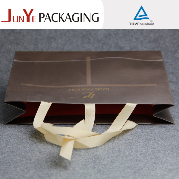 保健品想要在9月做出疊印的禮品袋那么工廠師傅這樣做就肯定是有實(shí)力的 保健品想要在9月做出疊印的禮品袋那么工廠師傅這樣做就肯定是有實(shí)力的