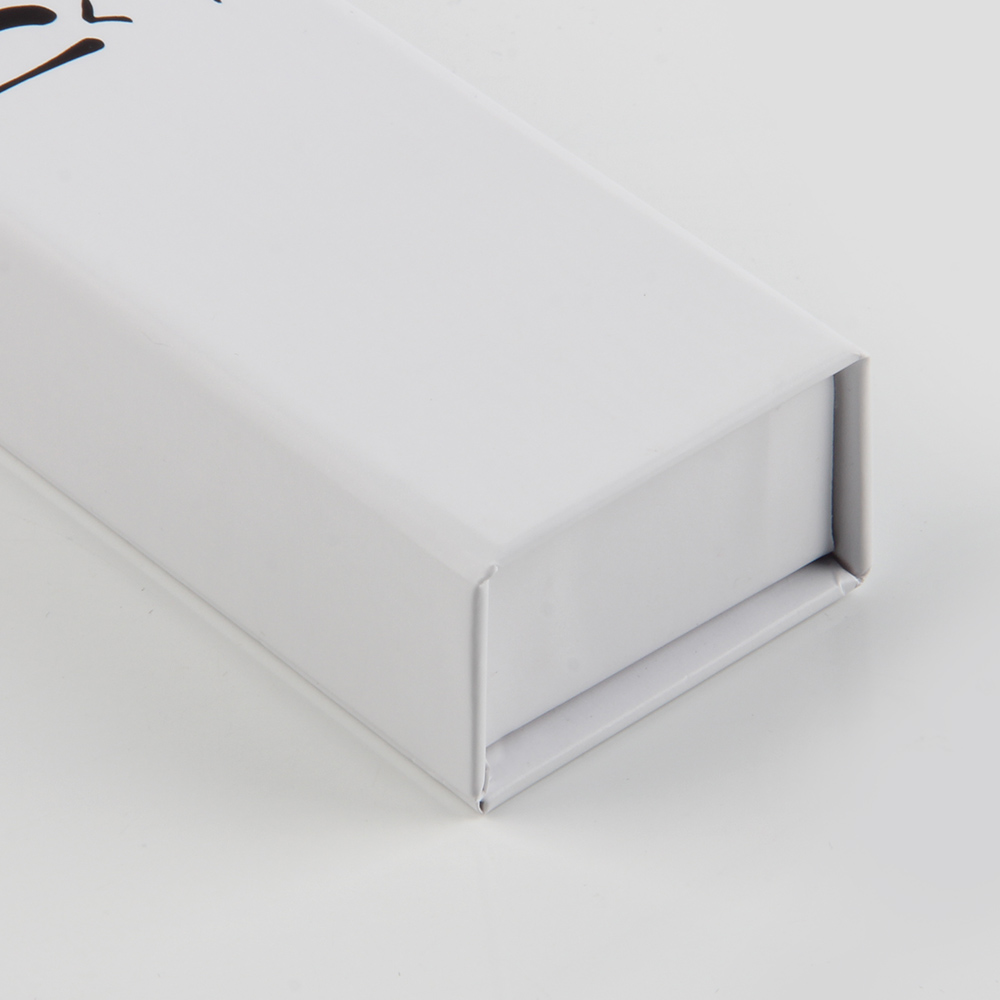 充電器還有數(shù)據(jù)線這么緊密包裝盒卻大相徑庭 充電器還有數(shù)據(jù)線這么緊密包裝盒卻大相徑庭